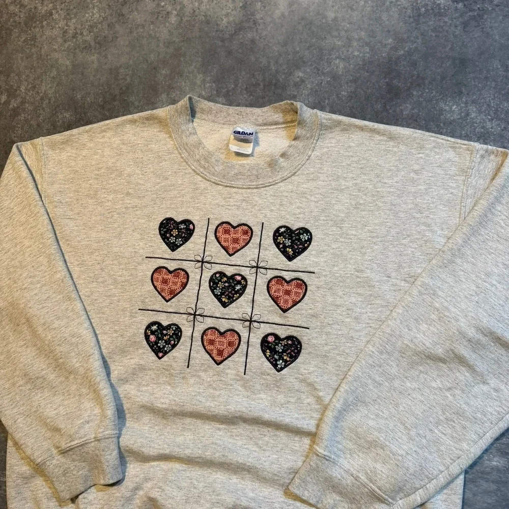 VTG Women's Granny Tic Tac Toe Hearts Embroidered Sweatshirt Large Gray Cottage